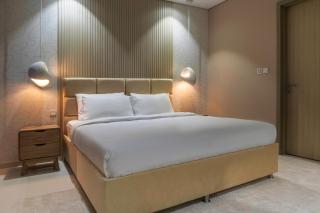 5 Star Apartment with Burj View Infinity Pool and Gym Spa - Dubai - 7