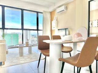 Urban Suites #Creamy style #Infinity Pool #local neighbourhood #5pax #3BR 2bath #2Queen 1Single #Quality well maintained #Private host - Jelutong - 1