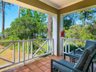 Hilltop Boutique Hotel - Victoria Bay - 8