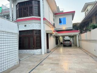 Decent Luxury Guest House F-11 - Islamabad - 8