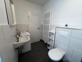 Vollausgestatte Wohnung mit, WLAN, TV in jedem Schlafzimmer, Einzelbetten, Bad, Garten - 3