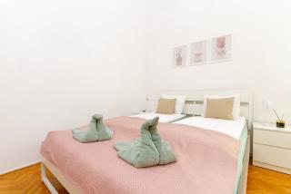 Airport Shuttle 3BDR Multibedroom Suite by NW - Budapest - 0