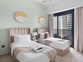 Classy and Sophisticated 3BR Plus 1 GR In Downtown With BurjKhalifa View - Dubai - 2