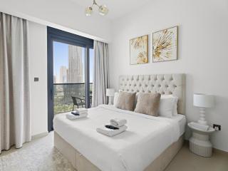 Classy and Sophisticated 3BR Plus 1 GR In Downtown With BurjKhalifa View - Dubai - 1