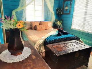Rosewood Cottage -Entire 2 bedroom home with Netflix & WiFi - Tambo - 3