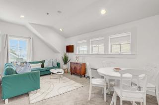 Oasis on Commercial Street w Balcony - Provincetown - 9