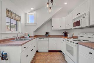 Oasis on Commercial Street w Balcony - Provincetown - 4