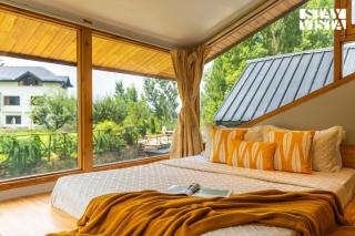 StayVista at Alpha and Peek a boo with Lawn, BBQ, Aframe and Bonfire - Srinagar - 3