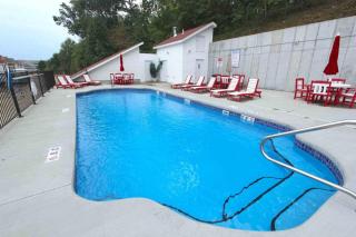The Sunrise Suite Waterfront, Balcony with Pool - Lake Ozark - 6