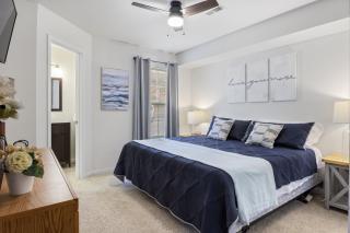 The Sunrise Suite Waterfront, Balcony with Pool - Lake Ozark - 4