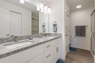 Emerald Escape, Luxury Waterfront Condo with pool - Lake Ozark - 9