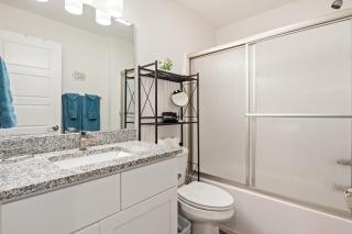Emerald Escape, Luxury Waterfront Condo with pool - Lake Ozark - 5