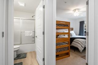 Emerald Escape, Luxury Waterfront Condo with pool - Lake Ozark - 4