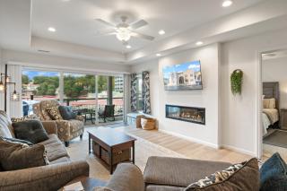 Emerald Escape, Luxury Waterfront Condo with pool - Lake Ozark - 1