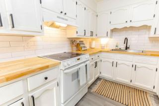 Comfy and Convenient Duplex - Columbia - 6