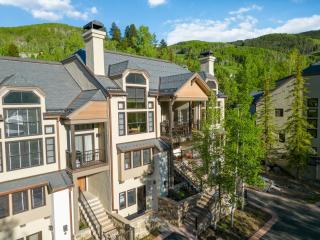 Meadows Townhome M2 by East West Hospitality - 1