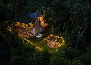 Maggie Valley Cabin with Beautiful Mountain Views, HotTub, Pet Friendly, GameRoom, FirePlace - Maggie Valley - 0