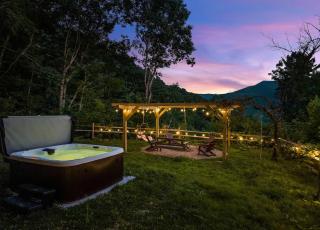 Maggie Valley Cabin with Beautiful Mountain Views, HotTub, Pet Friendly, GameRoom, FirePlace - Maggie Valley - 9