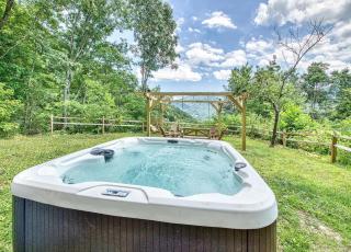 Maggie Valley Cabin with Beautiful Mountain Views, HotTub, Pet Friendly, GameRoom, FirePlace - Maggie Valley - 7