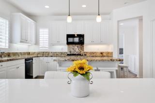 Indio Paradise - 4BR Home with Pool - Indio - 3
