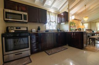 Drax Hall-Near Ocho Rios-King Bed-Pool-BBQ Grill-Gated Complex-Free Parking-Free Wifi 100Mbps - Mammee Bay - 6