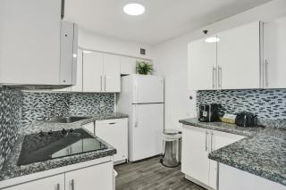 Adorable 2 Bedroom Condo Beach Service 1110 - 8