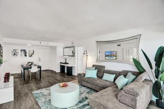 Adorable 2 Bedroom Condo Beach Service 1110 - 9