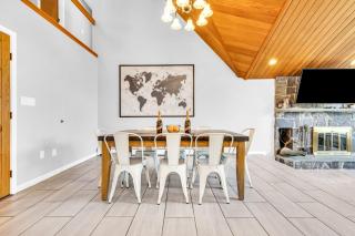 Maine Pondfront Home Sleeps 22 - Pool & Hot Tub - 6
