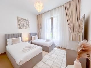 Chic & Modern Apartment in La Rive 4, Dubai - 9