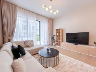 Chic & Modern Apartment in La Rive 4, Dubai - 0