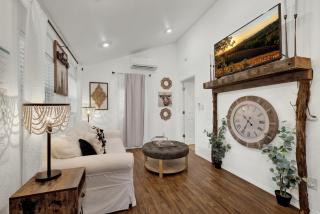 Poplar Place Soho with Hot Tub - 6 Blks to Main St - Fredericksburg - 5