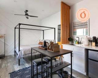 Vibe on the Patio at a Modern Luxury Studio near LAX Beach - Los Angeles - 3