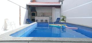 "Lindíssima Casa Pé na Areia com Piscina Grande, Sala de Jantar, 3 Amplos Quartos, Sendo 1 Suíte, Amplo Espaço de Lazer com Área Gourmet em Deck Coberto com Churrasqueira e Mesa de Bilhar Frente a Piscina, e o melhor, Super Pertinho da Praia" - Praia Grande - 1