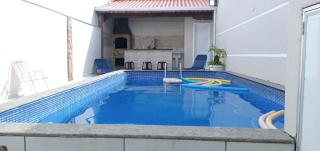 "Lindíssima Casa Pé na Areia com Piscina Grande, Sala de Jantar, 3 Amplos Quartos, Sendo 1 Suíte, Amplo Espaço de Lazer com Área Gourmet em Deck Coberto com Churrasqueira e Mesa de Bilhar Frente a Piscina, e o melhor, Super Pertinho da Praia" - Praia Grande - 4