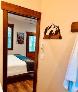 Elk Ridge Village Cabin 301E Cozy cabin with views of Flathead Lake and the Swan mountains - Lakeside - 2