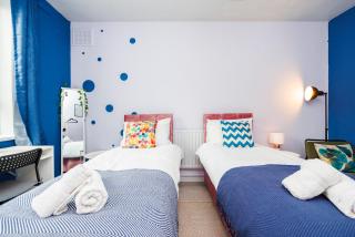 Spacious 2-Bedroom Apartment with Terrace, Garden Views & Free WiFi Near Olympic Stadium - London - 1