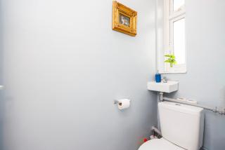 Spacious 2-Bedroom Apartment with Terrace, Garden Views & Free WiFi Near Olympic Stadium - London - 2