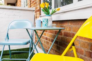 Spacious 2-Bedroom Apartment with Terrace, Garden Views & Free WiFi Near Olympic Stadium - London - 4