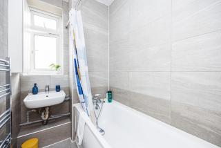 Spacious 2-Bedroom Apartment with Terrace, Garden Views & Free WiFi Near Olympic Stadium - London - 3