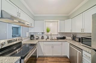 Amazing 4BR 2BA Winter Home with Pool & Game-Movie Room - Texas City - 8