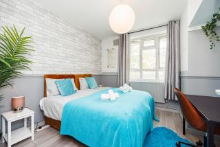 Spacious 2-Bedroom Apartment with Terrace, Garden Views & Free WiFi Near Olympic Stadium - London - 7