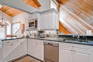 Ridgepoint Townhome 118 by East West Hospitality - 2