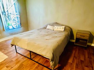 Brushy Bills Farmhouse Horse Motel Pet Sleeps 7 by Vacation Your Way - Hico - 3