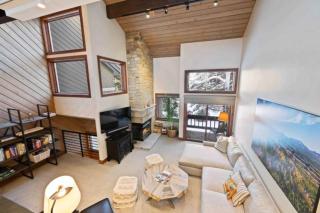 Ridgepoint Townhome 142 by East West Hospitality - 2