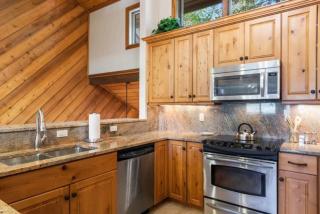 Ridgepoint Townhome 122 by East West Hospitality - 2
