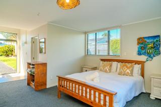 Fun Family Bach, close to beach and shops! - Waihi Beach - 2