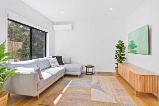 Private Burleigh Retreat, Short Walk to Beach - 1