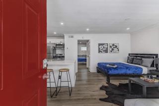 Montrose Living Prime Location Comfortable Beds - Houston - 0