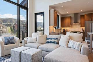 Riverfront Lodge 403 by East West Hospitality - 5