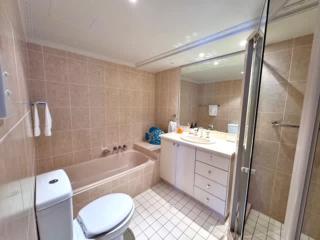 2 Bdrm Apt in 'Aquarius' Surfers Broadbeach - Gold Coast - 2